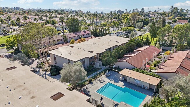 Building Photo - Upstairs Bright 2 bedroom Condo