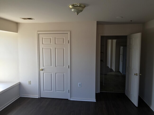 Building Photo - 200 E King St