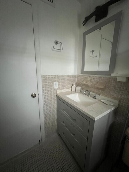 Building Photo - 2498 SW 17th Ave