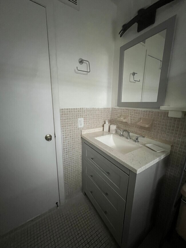 Building Photo - 2498 SW 17th Ave