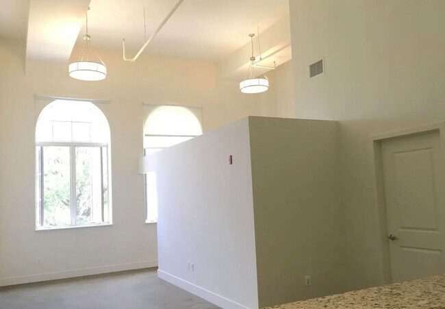 Building Photo - 300 Cathedral St