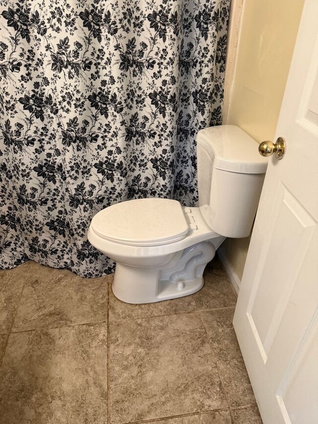 Building Photo - Oak Ridge 37830 - 2 bedroom, 1 bath apartment - Contact Lisa Vineyard and Shannon Russell (865) 2...