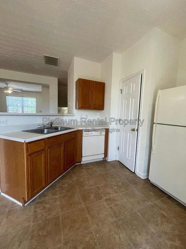 Building Photo - 244 Village Square Dr