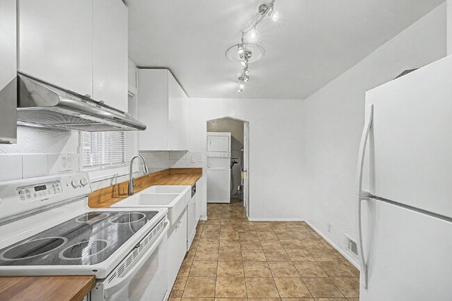 Building Photo - "Charming 3-Bedroom Duplex Retreat on Chester Street, Aurora – Cozy 1206 Sq Ft Home Awaiting Your...