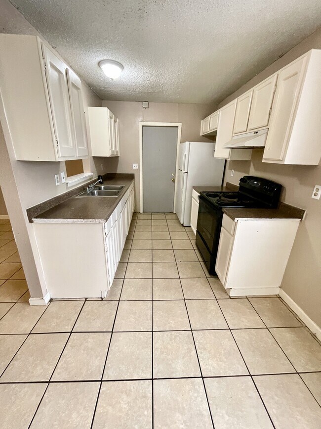 Building Photo - 1078 Honey Tree St