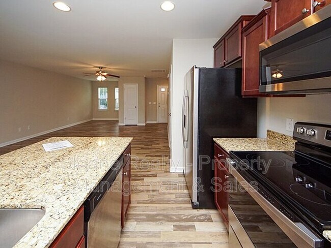 Building Photo - 557 Truman Dr