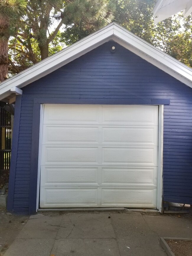 Building Photo - N. 25th Ave 2 bedroom Craftsman w/basement