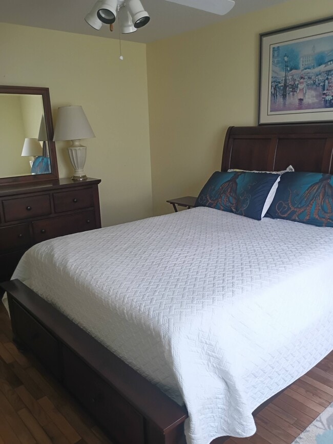 Building Photo - 111 S Oak Ct