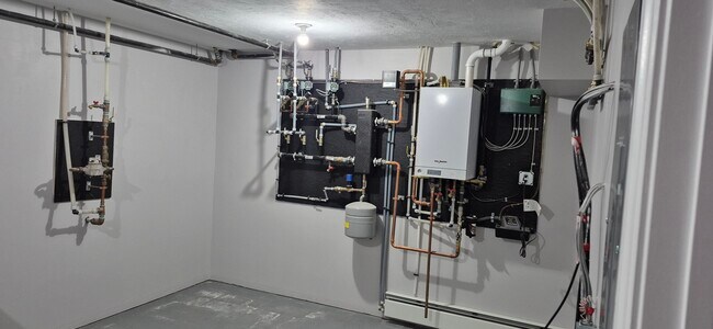 Building Photo - 61 Laconia Rd