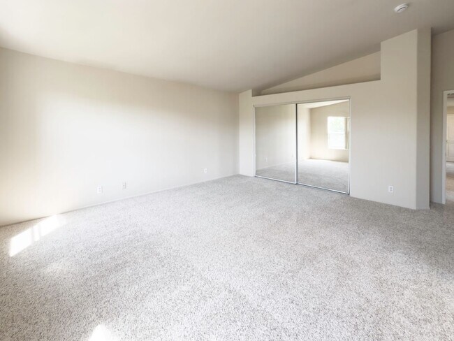 Building Photo - RARE 6 BEDROOM HOME FOR RENT IN OPTIMUM LO...