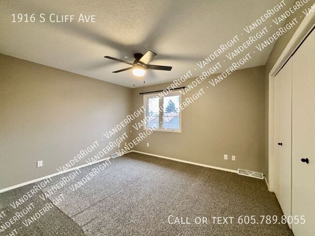 Building Photo - Updated 2 Bedroom 1.5 Bathroom Home with 2...