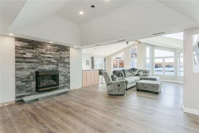 Building Photo - 6776 Ann Lee Dr