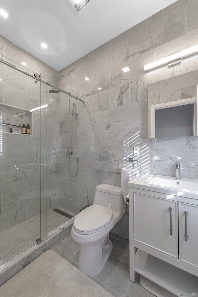 Building Photo - 330 Maple Ave