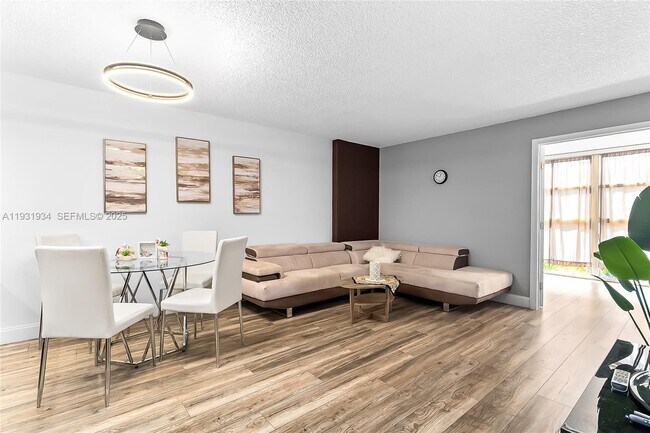 Building Photo - 400 Leslie Dr