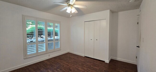 Building Photo - 415 Sutton Pl