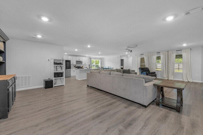 Building Photo - 6537 Torrey Pnes