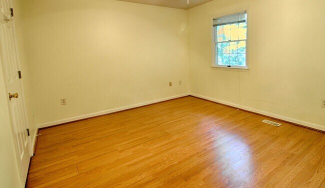 Building Photo - Townhouse close to UNC-CH!