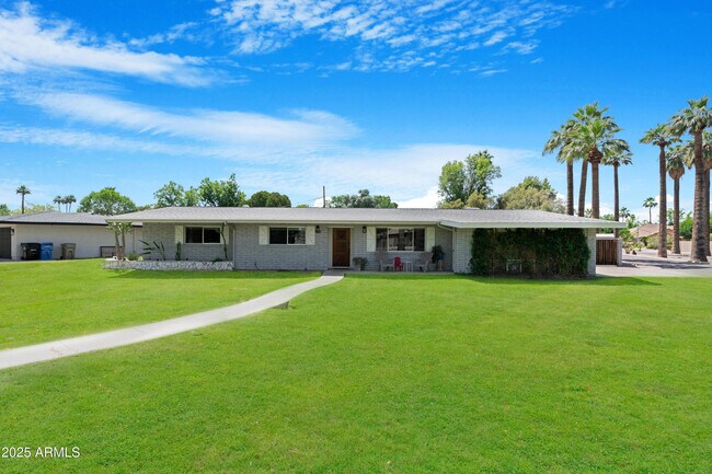 Building Photo - 1021 W Las Palmaritas Dr