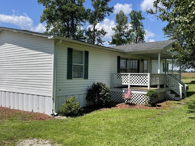 Building Photo - Furnished 3 bedroom 2 full bathroom Manufa...