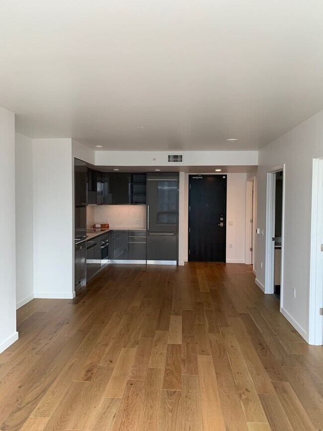 Building Photo - Luxurious 2 bed/ 2 bath unit conveniently ...