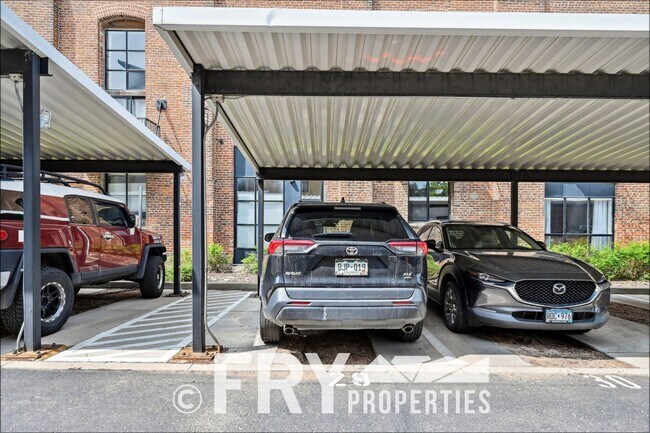 Building Photo - Spacious 1 bedroom Main Floor Condo in RiNo