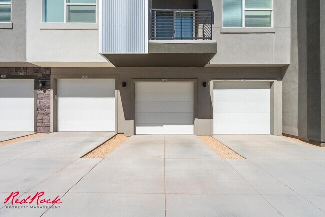 Building Photo - Pet Friendly 2 Bedroom Condo in Desert Color!