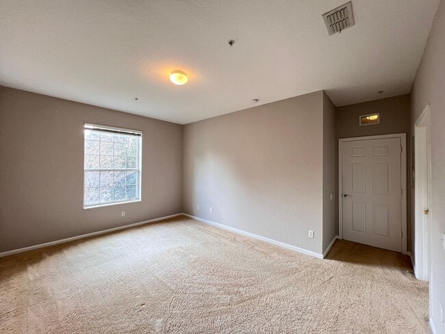 Building Photo - APARTMENT IN THE METROWEST AREA!