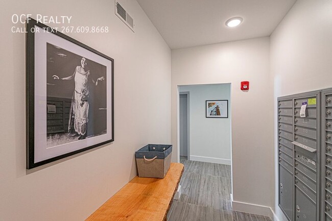 Building Photo - The Royal JR 1 Bed Apartment
