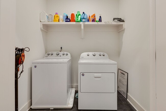 Building Photo - Great modern HPR with garage and view of the river!