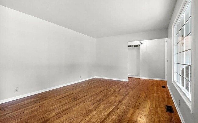 Building Photo - 3375 Brunswick Dr