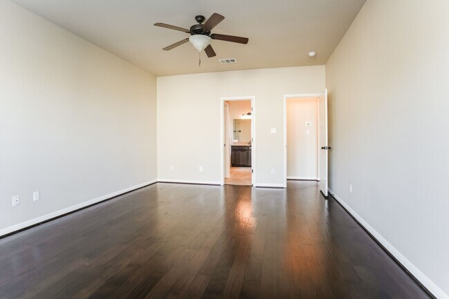 Building Photo - Bright, Spacious Living in an Inviting Home with Modern Finishes and Great Location