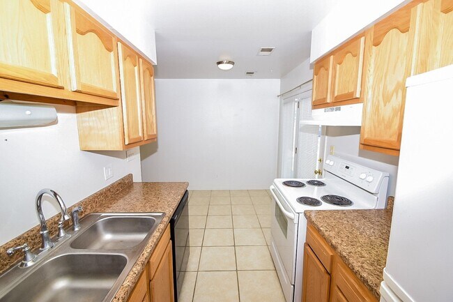 Building Photo - 2225 Yorktowne Dr