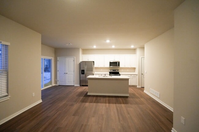 Building Photo - Available April 1st!! Townhome!! Near to I...