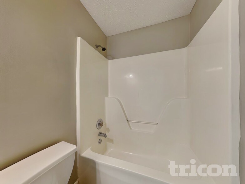 Building Photo - 2051 Meadowglen Ln