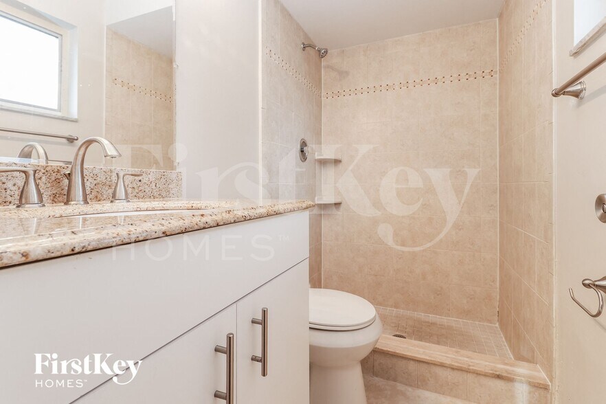 Building Photo - 3753 SE 2nd Pl