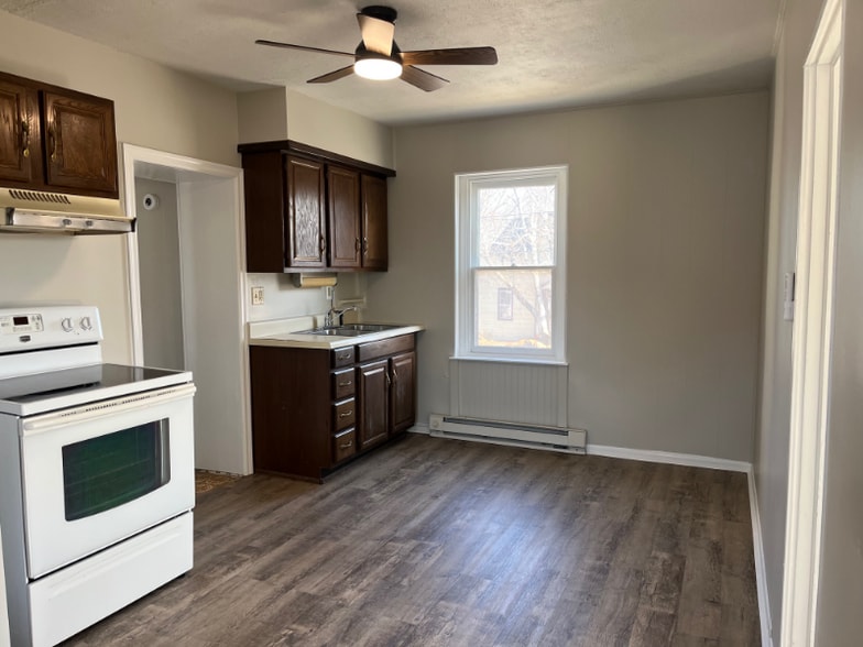 Building Photo - 445 Main St