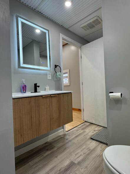 Building Photo - 152 Broadway