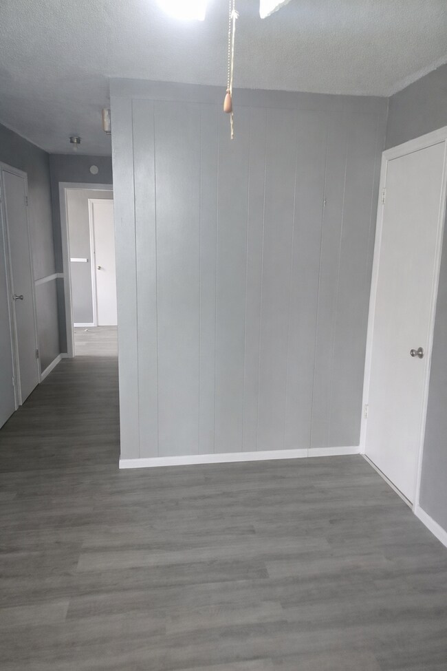 Building Photo - Renovated Private Suite | 900+ Sq Ft | All Utilities Included | Private Entrance | Columbus KS