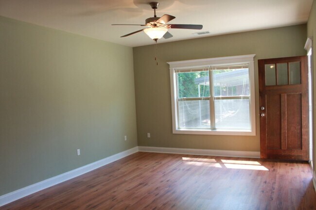 Building Photo - Two Bedroom Near Downtown Available!