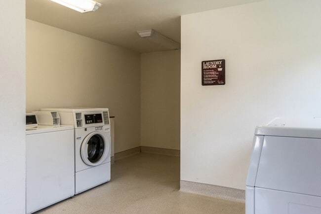 Building Photo - 950 SW Madison St