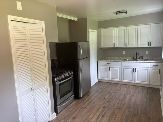 Building Photo - Townhome with attached garage