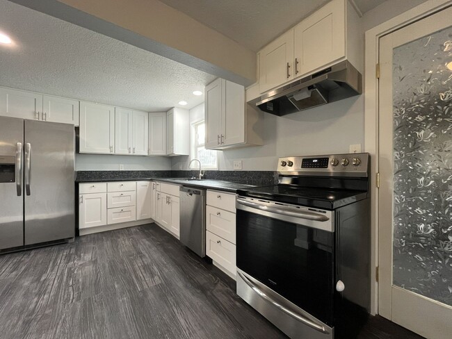 Building Photo - Updated Single-Level 3BD/2BA Home with Stainless Appliances, Expansive Yard & Flexible Layout