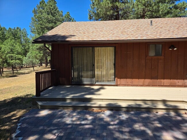Building Photo - **LEASE PENDING Idyllic Ranch style Home O...