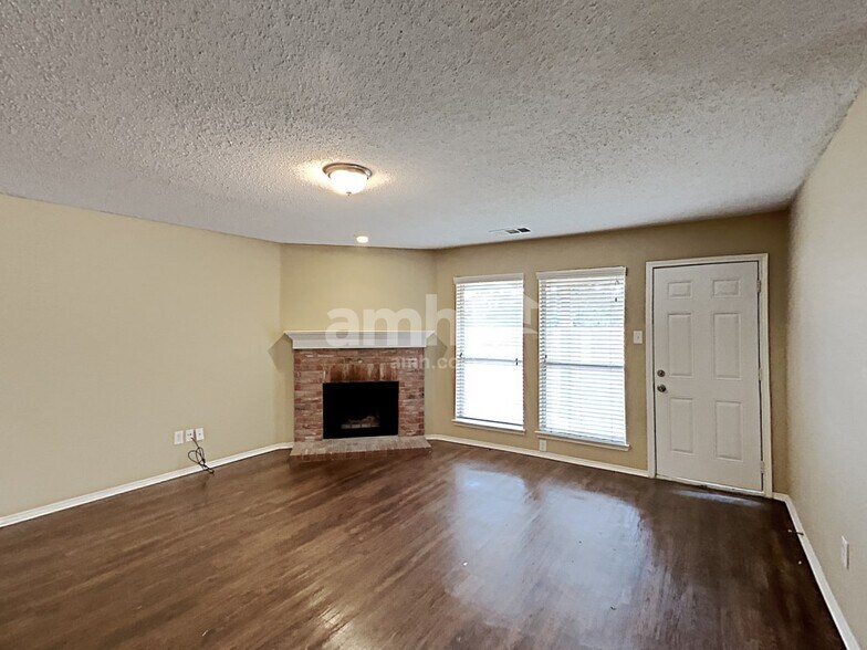 Building Photo - 1409 Prairie Dr