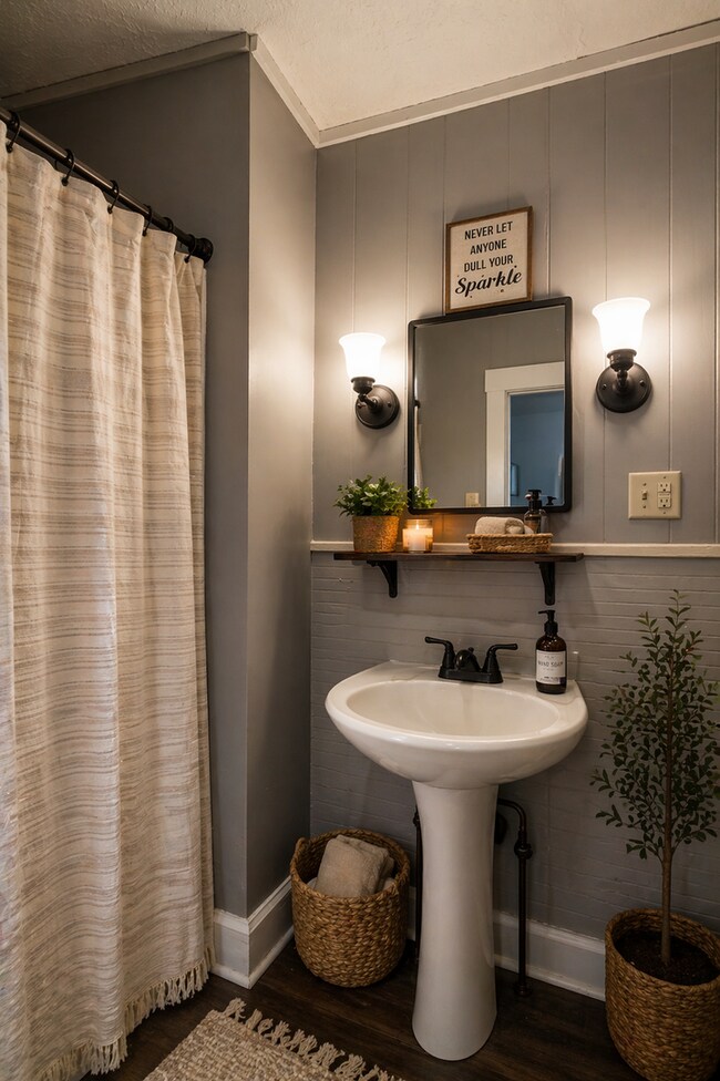 Building Photo - 100 N Martin St