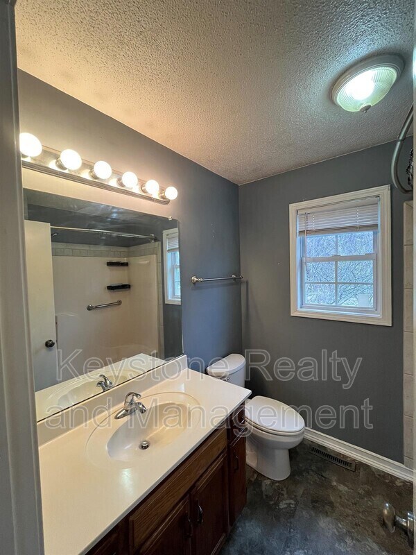 Building Photo - 404 Sideline Dr