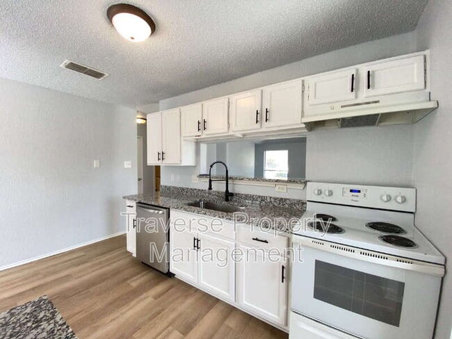 Building Photo - 209 Hickory Springs Dr