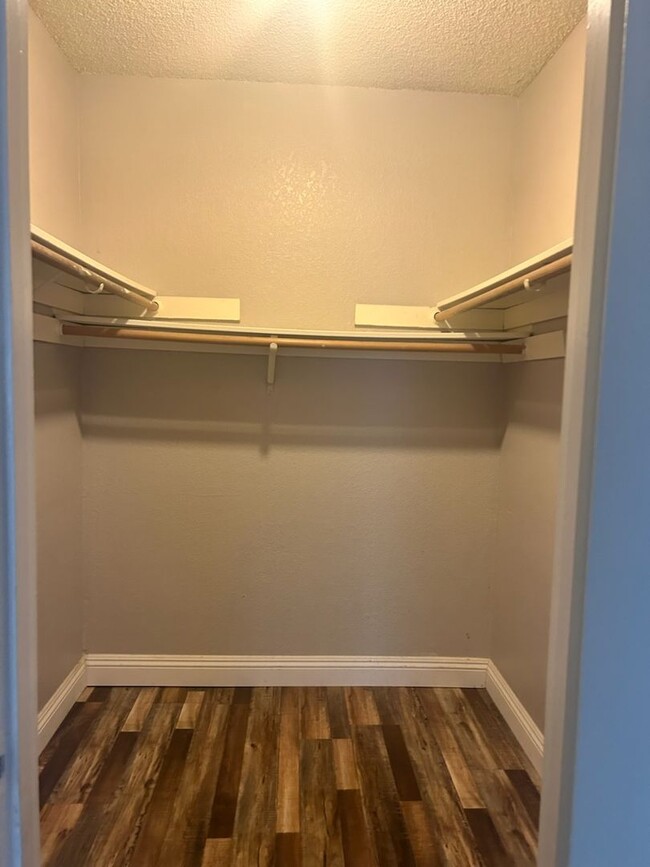 Building Photo - t65