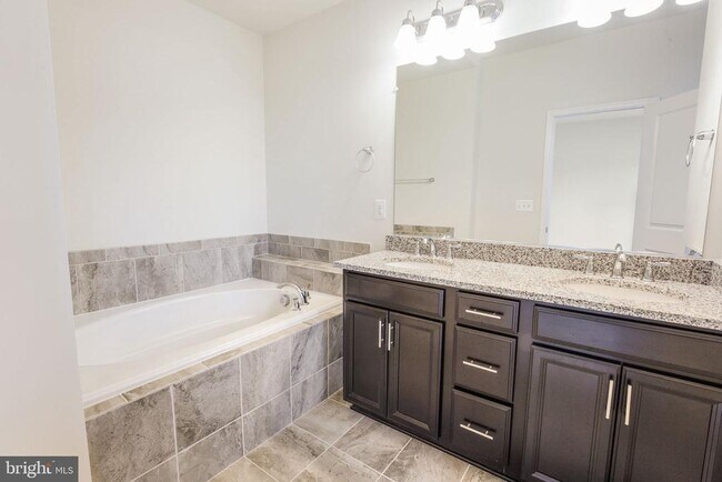 Building Photo - 2056 Alder Ln