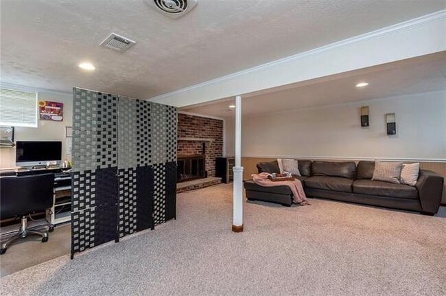 Building Photo - 151 Pilgrim Dr